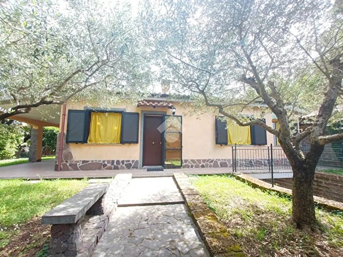 Casa trilocale in vendita in Via delle Robinie, Nepi