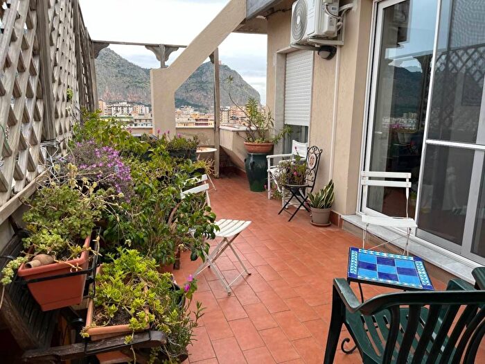 Casa con 6 locali in affitto in Via dei Nebrodi, De Gasperi Croce Rossa, Palermo
