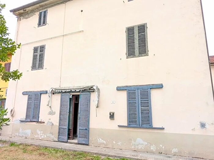 Casa con 7 locali in vendita in Larciano