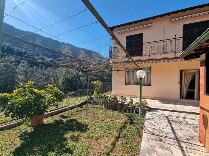 Casa con 8 locali in vendita in Via Nazionale, Airole