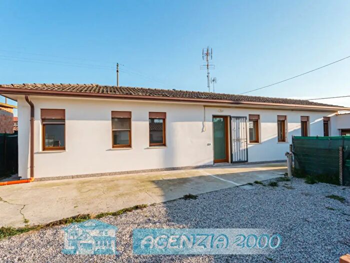 Casa trilocale in vendita in Via Fratelli Bandiera, Bagnoli Di Sopra