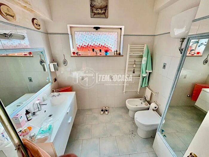 Appartamento con 5 locali in vendita in Napoli