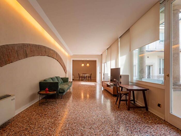Appartamento con 6 locali in affitto in Via Leoncino, Centro Storico, Verona