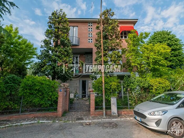 Casa con 5 locali in vendita in Via Garagnani, Modena