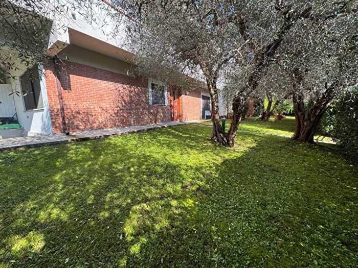 Appartamento trilocale in affitto in Via Roma, Calci