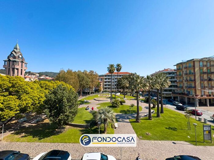 Appartamento trilocale in affitto in Piazza Santa Maria, Marina Di Andora, Andora