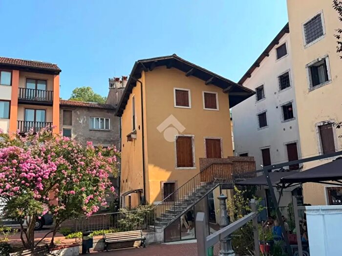 Appartamento con 6 locali in vendita in Via Portego Sareo, Schio