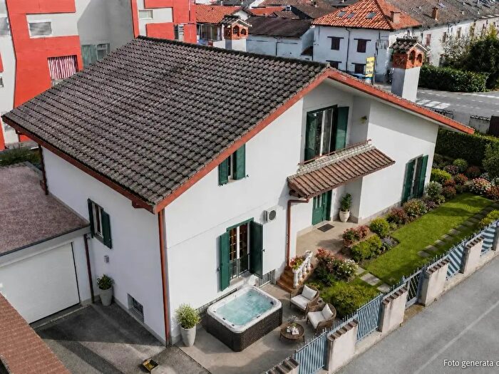 Casa con 7 locali in vendita in Via Volta, Carugate