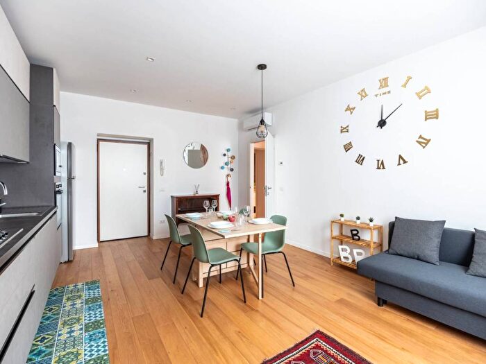 Appartamento trilocale in affitto in Via Sibari, Vigentino Fatima, Milano