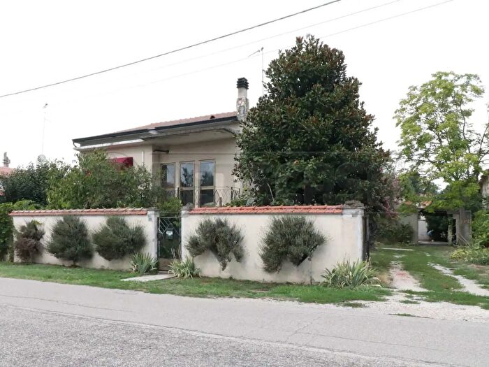 Casa con 10 locali in vendita in Via XXV Aprile, Sermide e Felonica