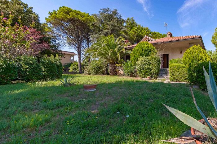 Casa con 10 locali in vendita in Ostra