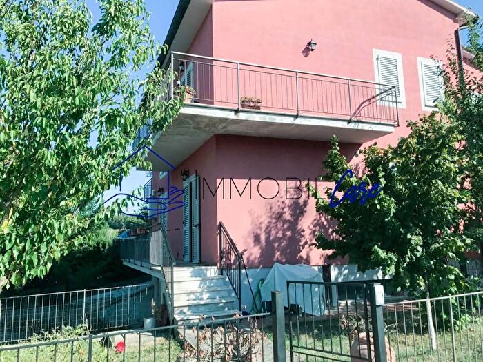 Casa quadrilocale in affitto in Piazzetta Europa, Torrenieri, Montalcino