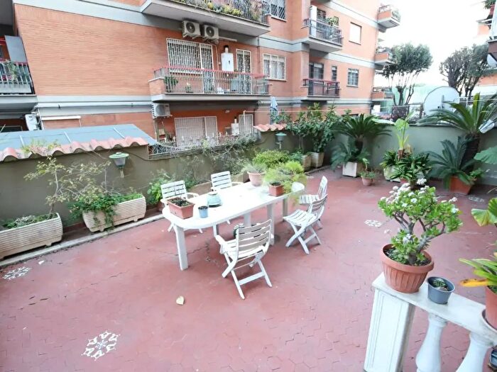 Appartamento trilocale in vendita in Via delle Baleari, Roma