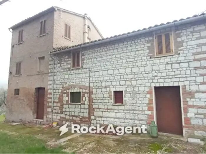 Casa con 6 locali in vendita in Arcevia