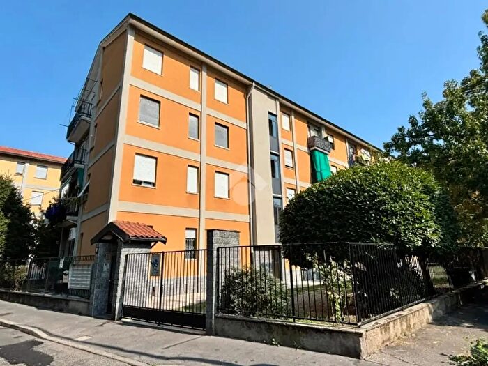 Appartamento trilocale in vendita in Via Cantello, Milano