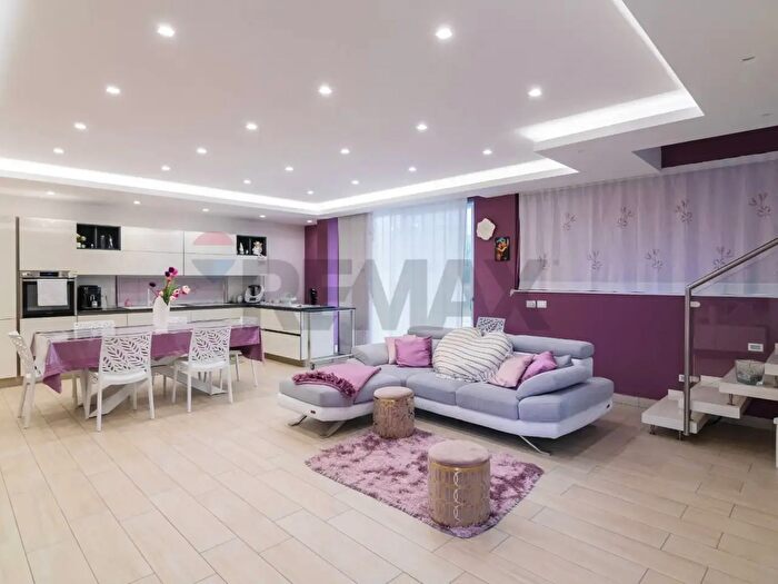 Casa quadrilocale in vendita in Sciare Spoto, Aci SantAntonio