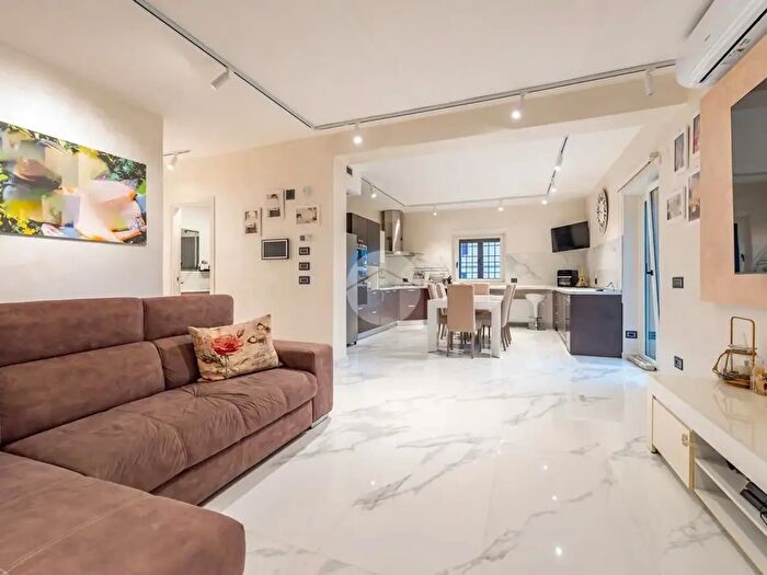 Appartamento trilocale in vendita in Via Cassaro, Roma