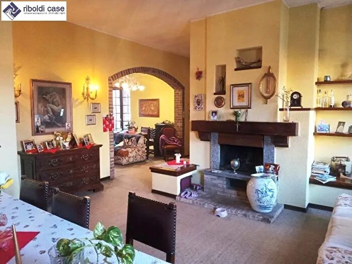 Casa con 8 locali in vendita in Cabiate