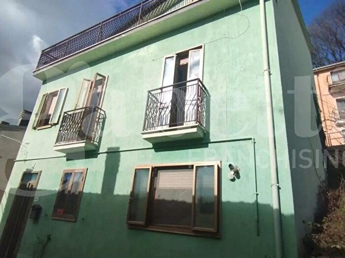 Appartamento con 7 locali in vendita in Via del Genio, Scontrone