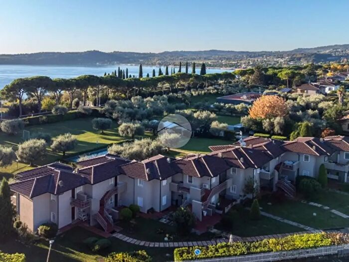 Appartamento trilocale in vendita in Via Crispi, Padenghe Sul Garda