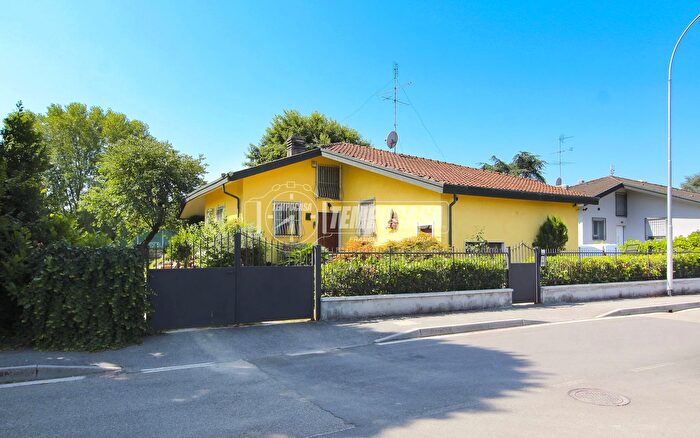 Casa con 6 locali in vendita in Via C Armellini, Pantigliate