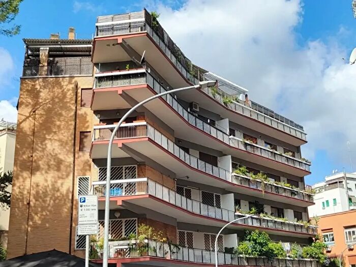 Appartamento trilocale in vendita in Via Domenico Silveri, Roma