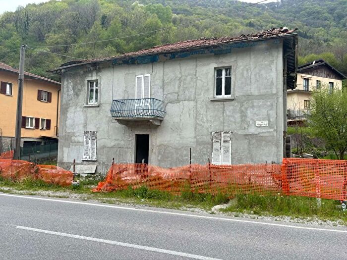 Casa con 10 locali in vendita in Via per Provinciale, Lasnigo