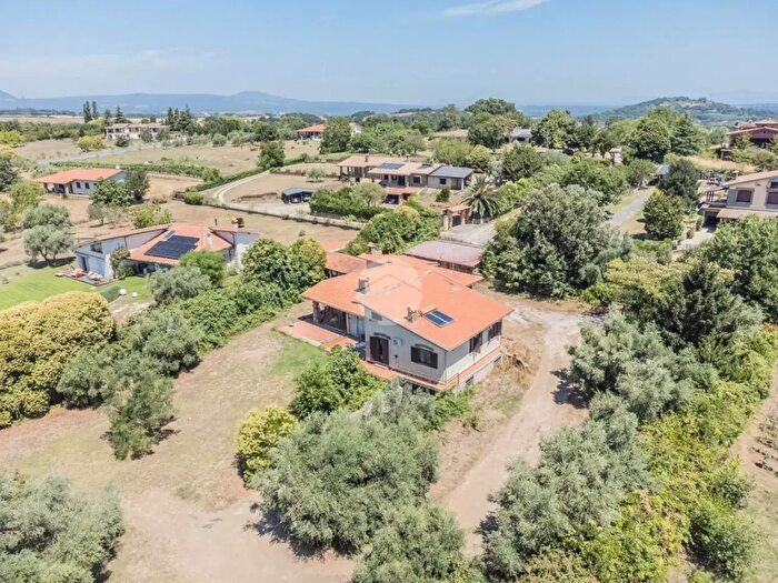 Casa con 10 locali in vendita in Via FButteri, Monterosi