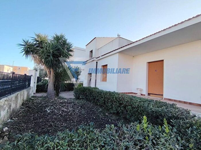 Casa con 6 locali in affitto in Via Grottasanta, Grottasanta Tunisi, Siracusa