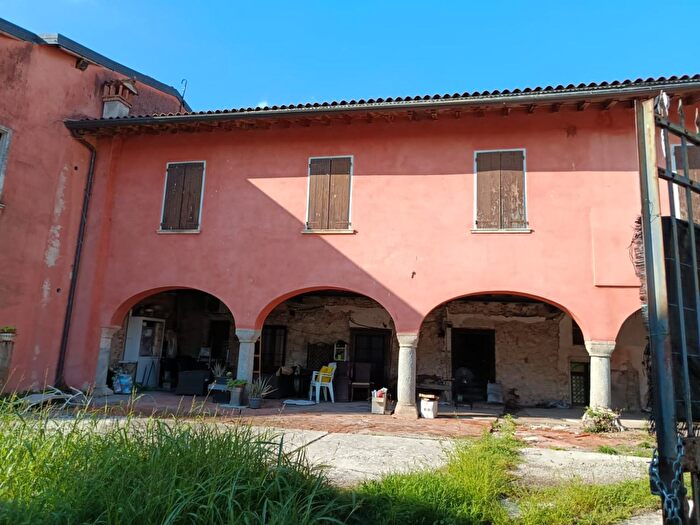 Casa con 8 locali in vendita in Via Vittorio Veneto, Calvagese Della Riviera