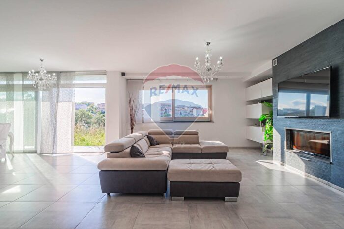 Casa con 8 locali in vendita in Via Enrico Mattei, Cupello