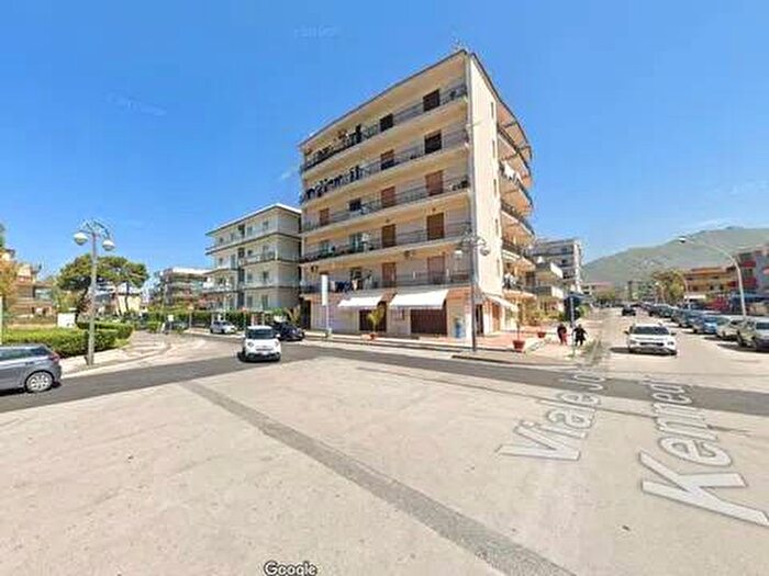 Appartamento trilocale in affitto in Viale John Fitzgerald Kennedy No Number, Mondragone
