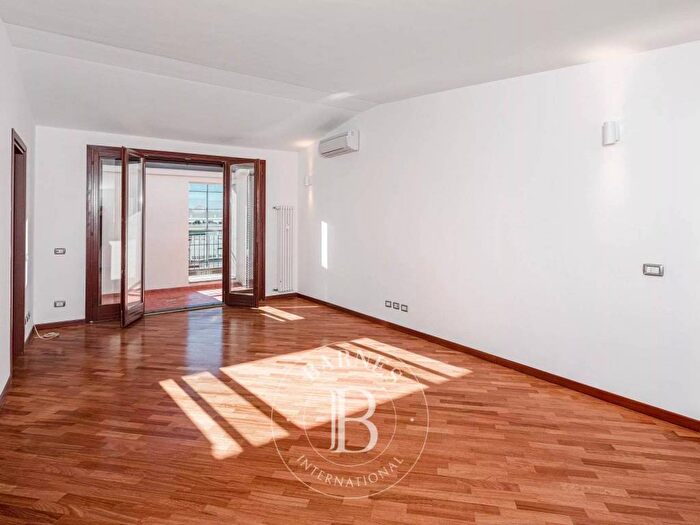 Appartamento quadrilocale in affitto in VIA UGO BASSI, Isola, Milano