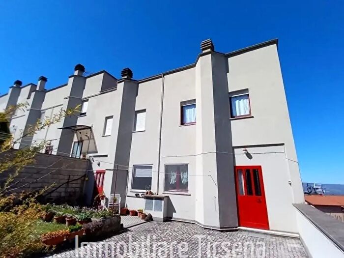 Casa con 6 locali in vendita in Ficulle