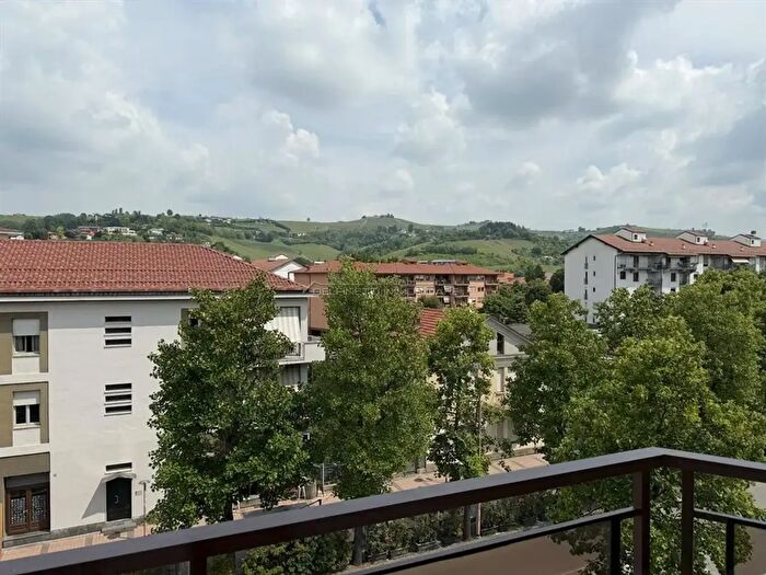 Appartamento con 5 locali in affitto in Corso Enotria, Alba