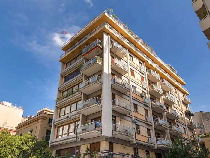 Appartamento con 5 locali in affitto in Via Messina, Palermo