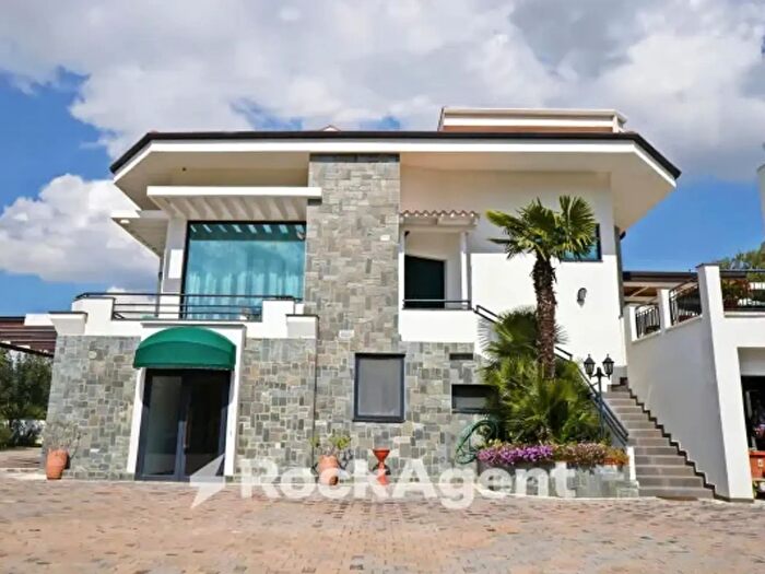 Casa con 6 locali in vendita in Contrada Pozzo Misseo, Matera