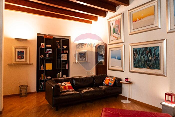 Casa con 10 locali in vendita in Via Passatutti, Rutigliano