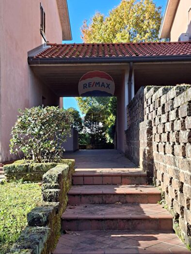 Casa con 5 locali in vendita in Via Don Milani, Casatenovo