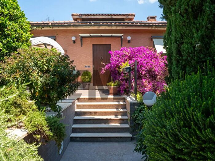 Casa con 6 locali in vendita in Via John Lennon, Roma