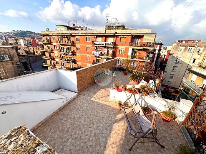 Appartamento trilocale in vendita in Via Carriera Grande, Napoli