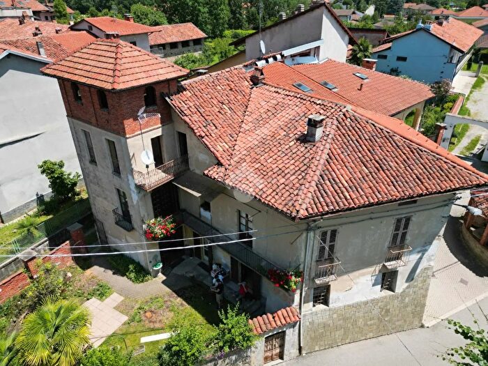 Casa con 11 locali in vendita in Via al Rivo, Barbania