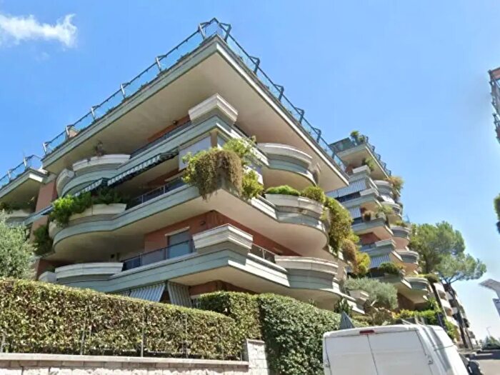 Appartamento con 5 locali in vendita in Via Bonn, Roma