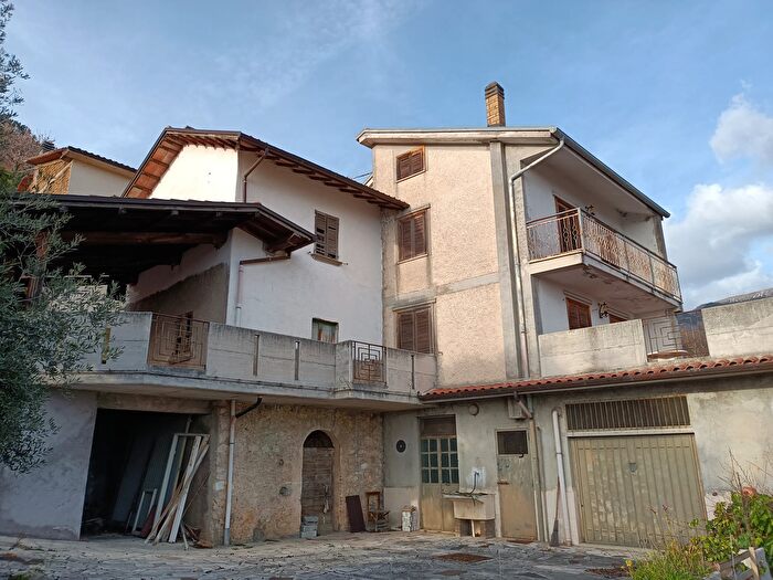 Casa con 8 locali in vendita in Via della Resistenza, Cantalice