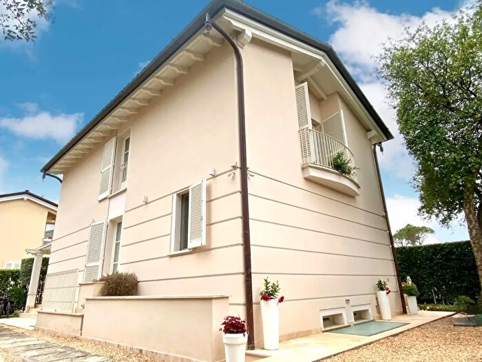 Casa con 12 locali in vendita in Pietrasanta