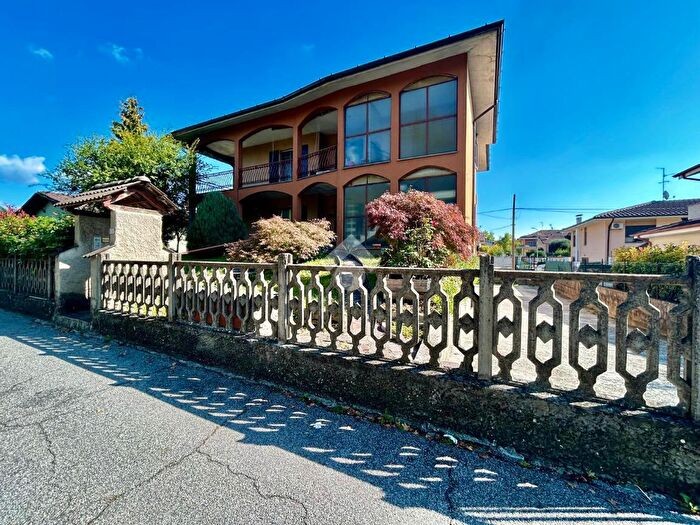 Casa con 10 locali in vendita in Via Giuseppe Mazzini, Castelleone