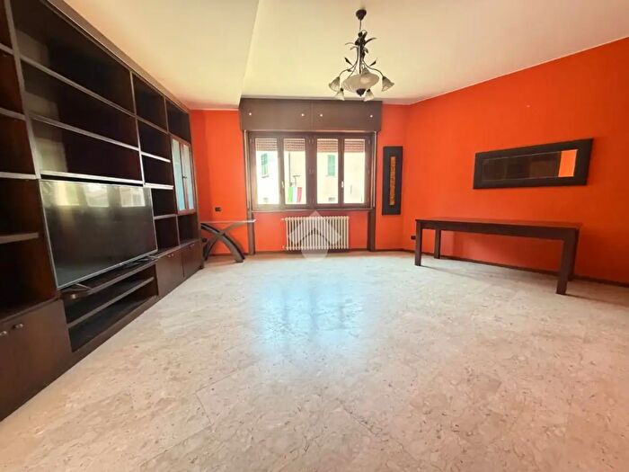 Appartamento trilocale in vendita in Via Regina Margherita, Gorlago