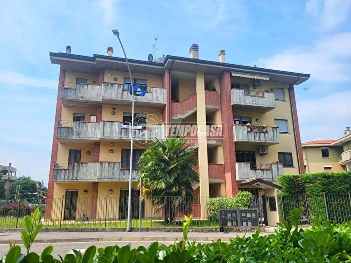 Appartamento bilocale in vendita in Via Monginevro, Arcore