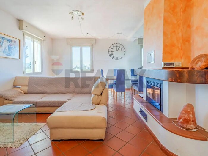 Appartamento con 6 locali in vendita in Via Ghiarda, Reggio Emilia