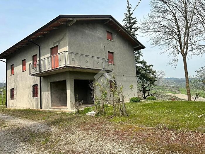 Casa quadrilocale in vendita in Via Fondovalle Vecchia, Pavullo Nel Frignano